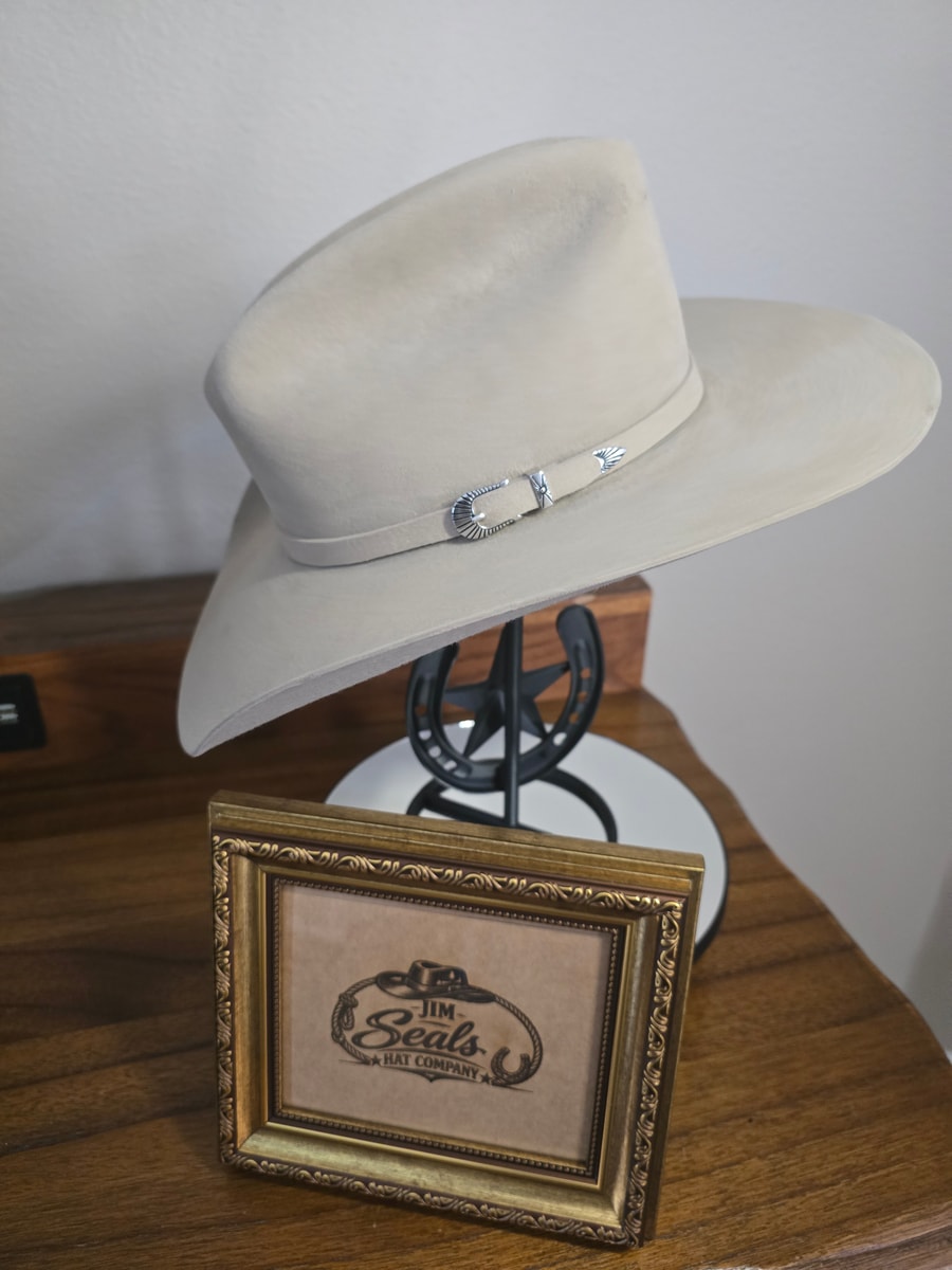 The UJ in Sahara rabbit felt, side view with matching band and three-piece buckle